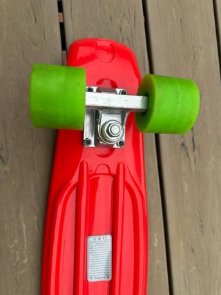 Patinete rojo con ruedas verdes