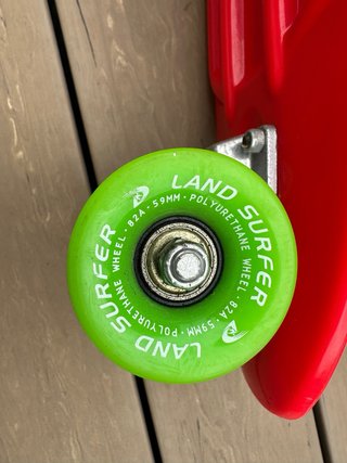 Patinete rojo con ruedas verdes
