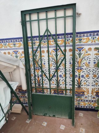 Puerta de hierro forjado