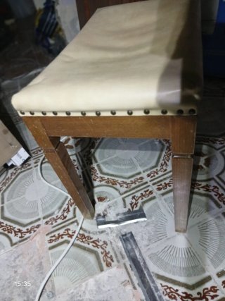 Taburete antiguo tapizado beige