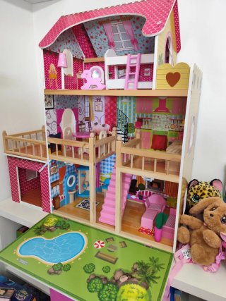 Casa de muñecas de madera multicolor