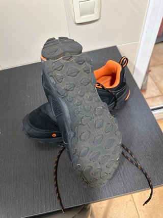 Zapatillas Mountain Pro negras y naranjas