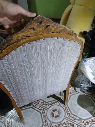 Sillón antiguo de madera y tela