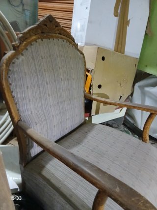 Sillón antiguo de madera y tela