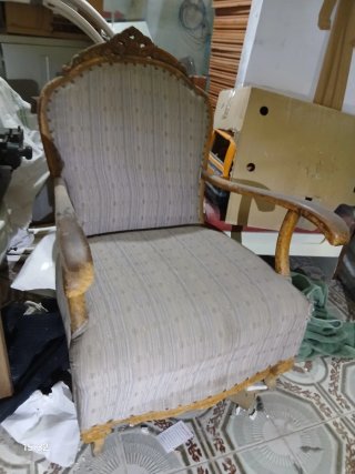Sillón antiguo de madera y tela