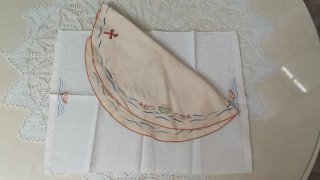 Estola litúrgica roja con cruces