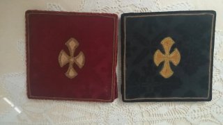 Estola litúrgica roja con cruces