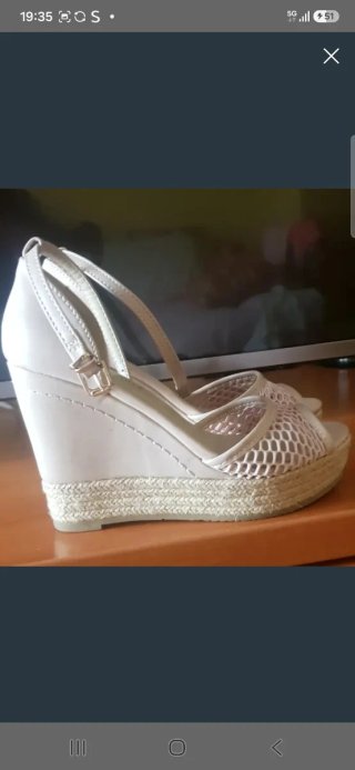 Sandalias de cuña beige