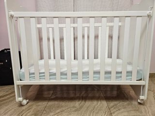 Cuna Micuna blanca, colchón por estrenar, colcha