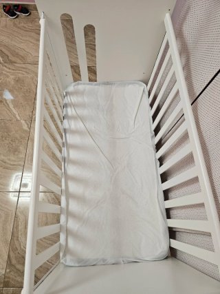 Cuna Micuna blanca, colchón por estrenar, colcha