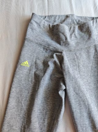 Mallas Adidas Grises con Logo Amarillo