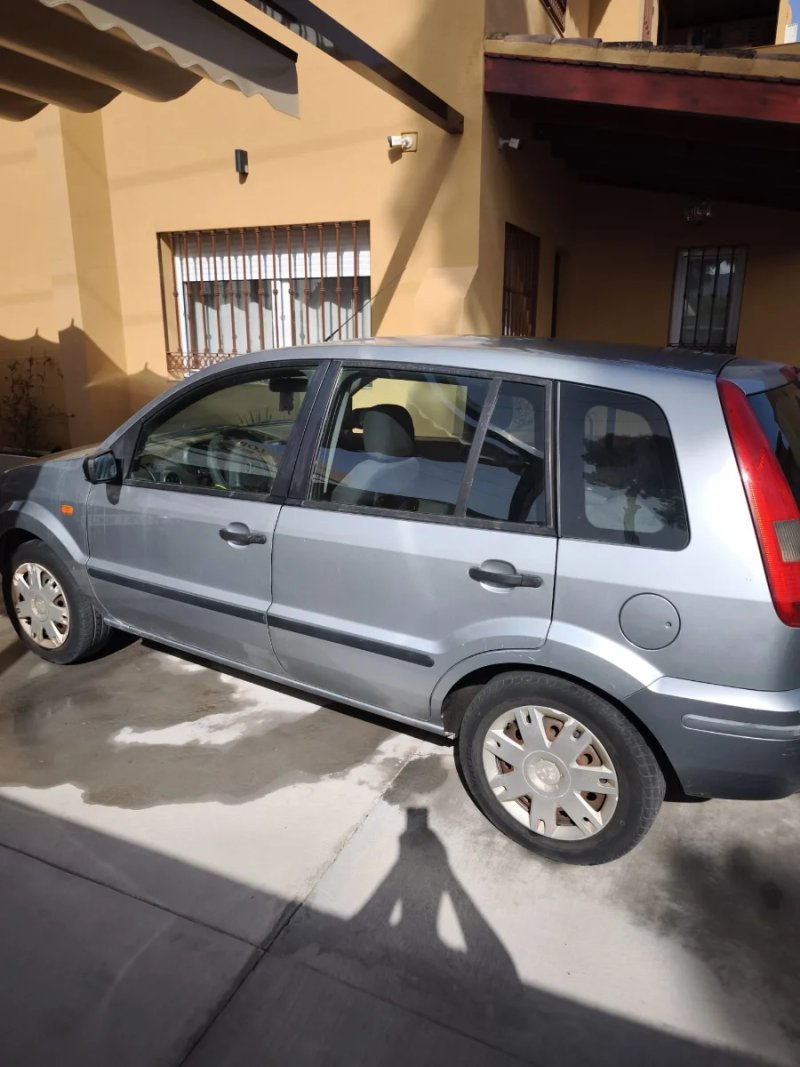Ford Fusion 2004 - foto 1