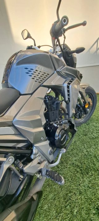 Moto Naked Gris