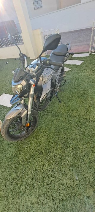 Moto Naked Gris