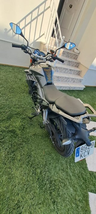 Moto Naked Gris