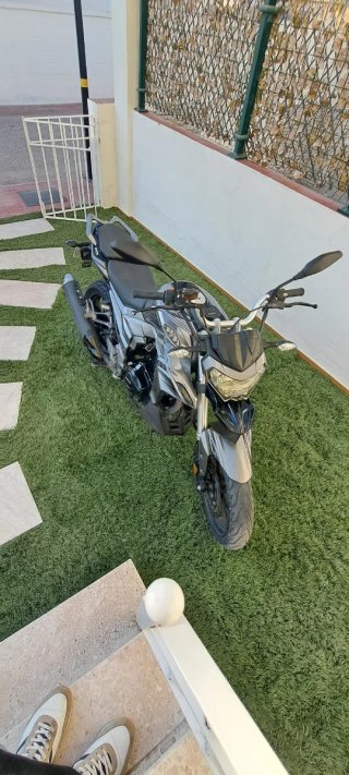 Moto Naked Gris