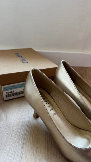 Zapatos de tacón dorados MARYPAZ talla 40