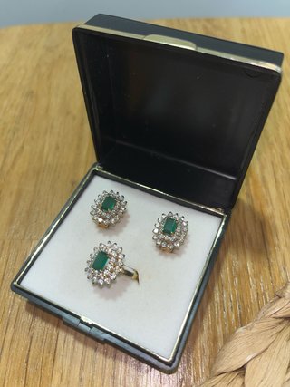 Conjunto de Joyería: Anillo y Pendientes