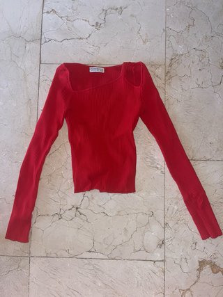 Top rojo Stradivarius talla XS. Manga larga
