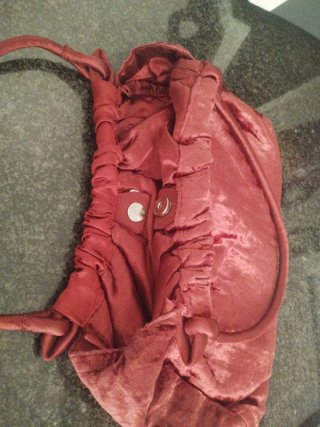 Bolso de terciopelo rojo y dorado