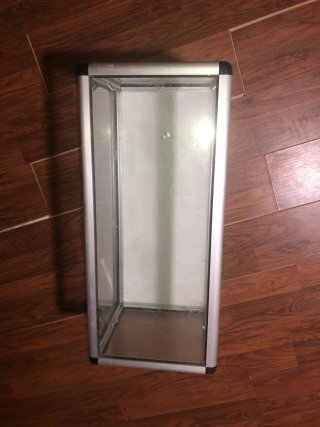 Vitrina expositora de cristal y aluminio