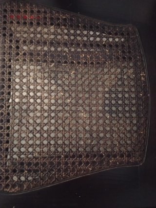 Mecedora de madera con asiento de mimbre