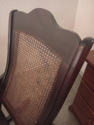 Mecedora de madera con asiento de mimbre