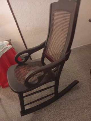 Mecedora de madera con asiento de mimbre