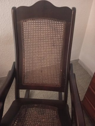 Mecedora de madera con asiento de mimbre