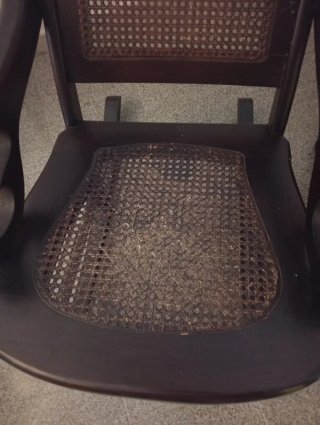 Mecedora de madera con asiento de mimbre