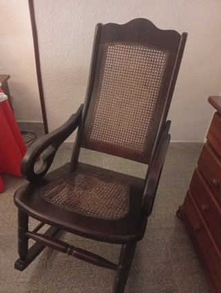 Mecedora de madera con asiento de mimbre