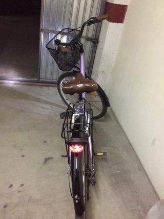 Bicicleta morada con cesta