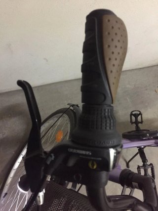 Bicicleta morada con cesta