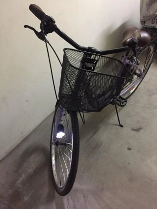 Bicicleta morada con cesta