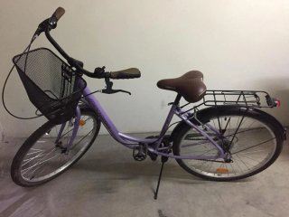 Bicicleta morada con cesta