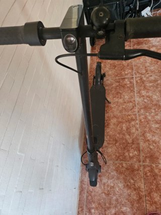 Monopatín Eléctrico Negro y blanco