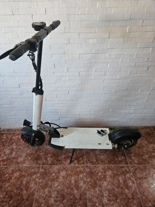 Monopatín Eléctrico Negro y blanco