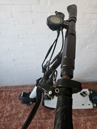 Monopatín Eléctrico Negro y blanco