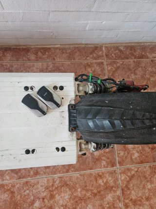 Monopatín Eléctrico Negro y blanco