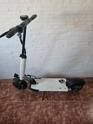 Monopatín Eléctrico Negro y blanco