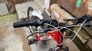 Bicicleta blanca en buen estado