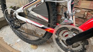 Bicicleta blanca en buen estado