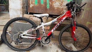 Bicicleta blanca en buen estado