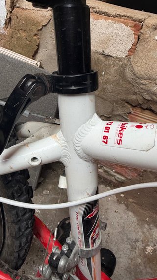 Bicicleta blanca en buen estado