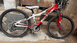 Bicicleta blanca en buen estado