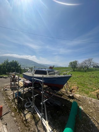 Barca de pesca cabinada con motor Mariner