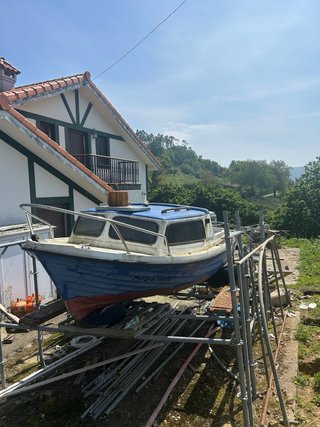 Barca de pesca cabinada con motor Mariner