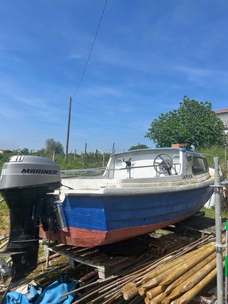 Barca de pesca cabinada con motor Mariner