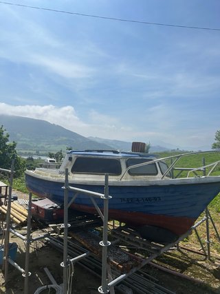 Barca de pesca cabinada con motor Mariner