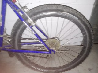 Bicicleta de montaña azul y plateada